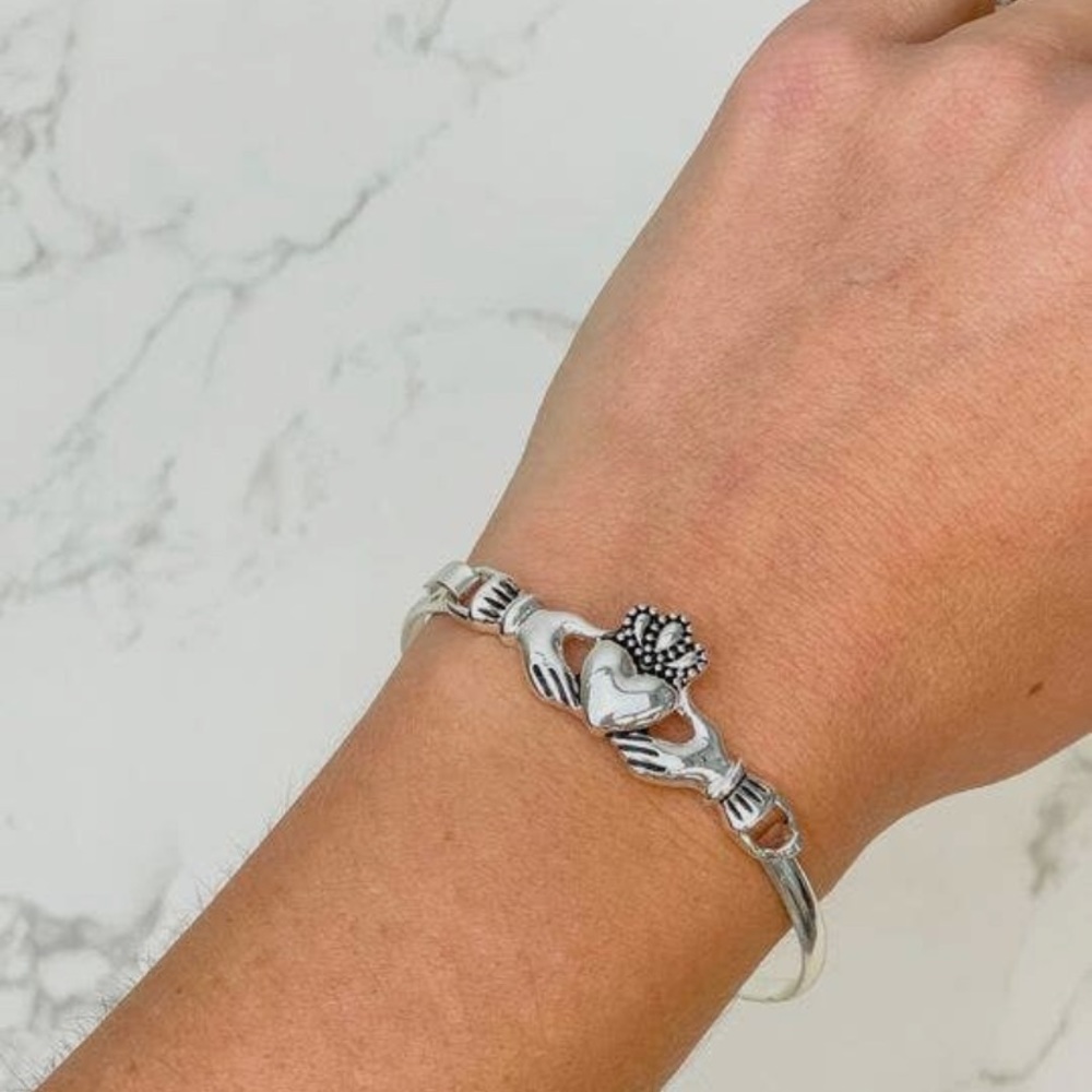 Claddagh silver bangle